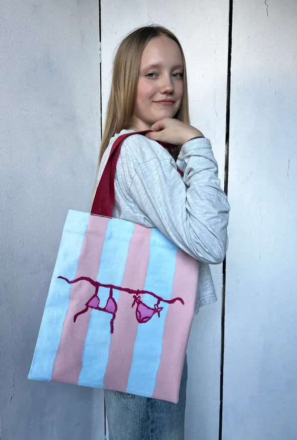 Kūrybinės dirbtuvės — mergina su ranku darbo tote bag