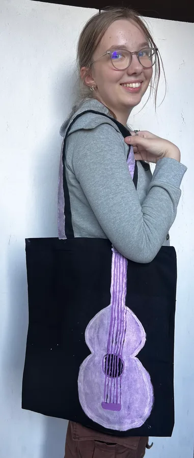 Gimtadienis studijoje — mergina su ranku darbo tote bag